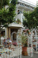  The outdoor cafe in front of the Hotel Bellevue.