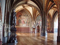  The Great Court Chamber, used mostly for celebrations and festivals.  Again, the same type of Gothic pillars and arches are present.  At the time, this was the structural state-of-the-art construction method.  The adornment is what makes the pillars beautiful.